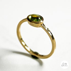 Anello in oro giallo con tormalina verde 00