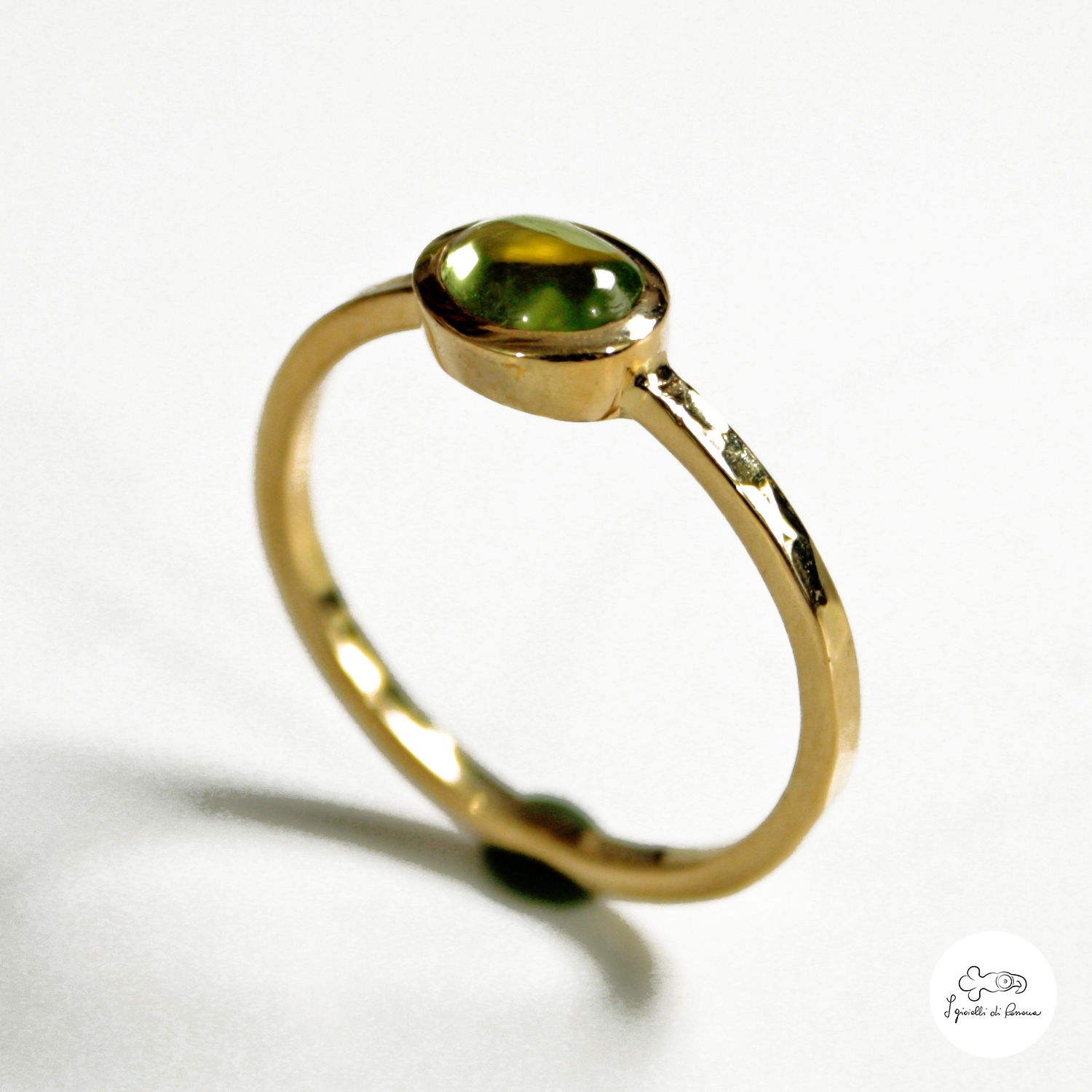 Anello in oro giallo con tormalina verde 00