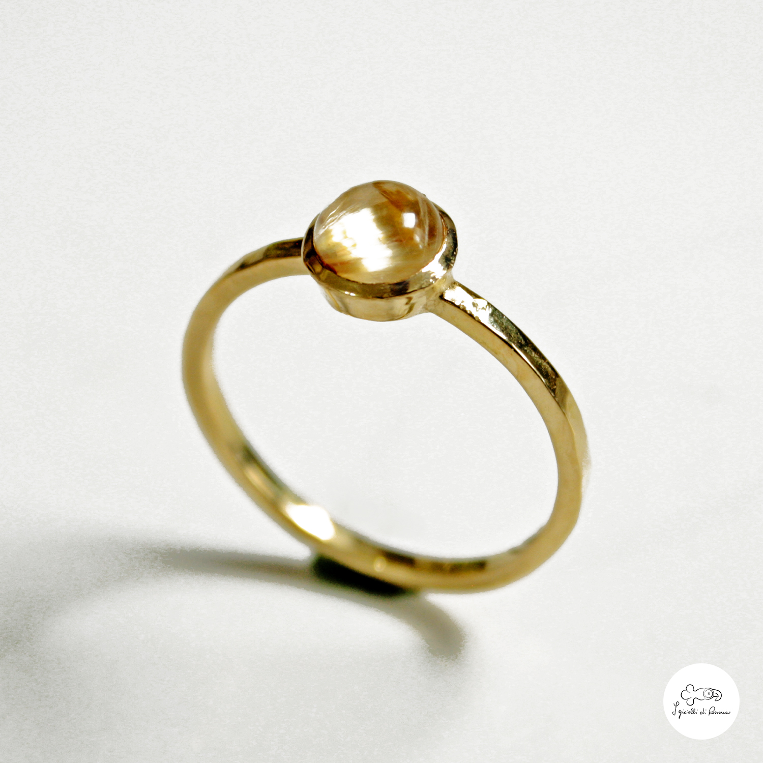 anello in oro giallo con quarzo rutilato 00