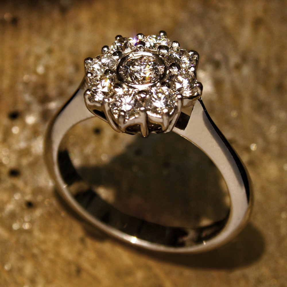anello in oro bianco con diamanti 00