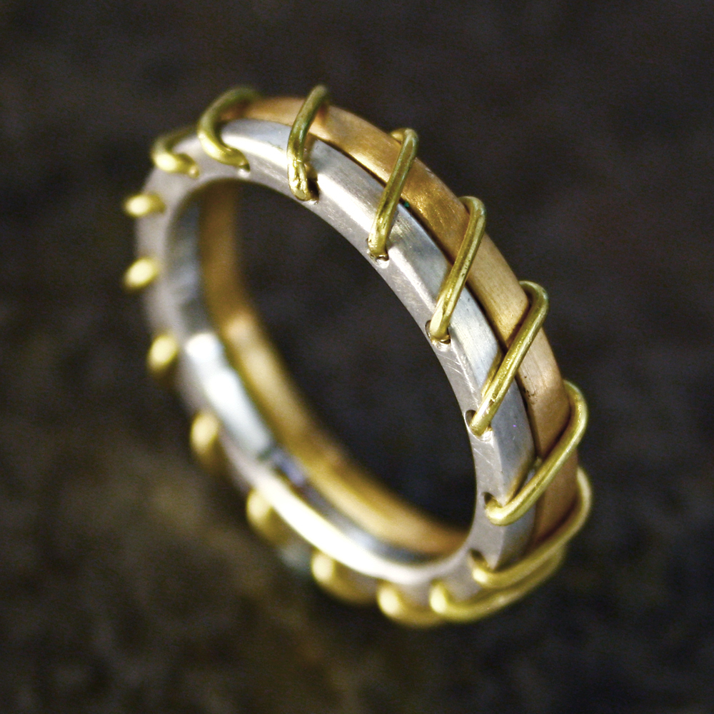 anello in oro bianco e rosso con cucitura in filo d oro giallo 00