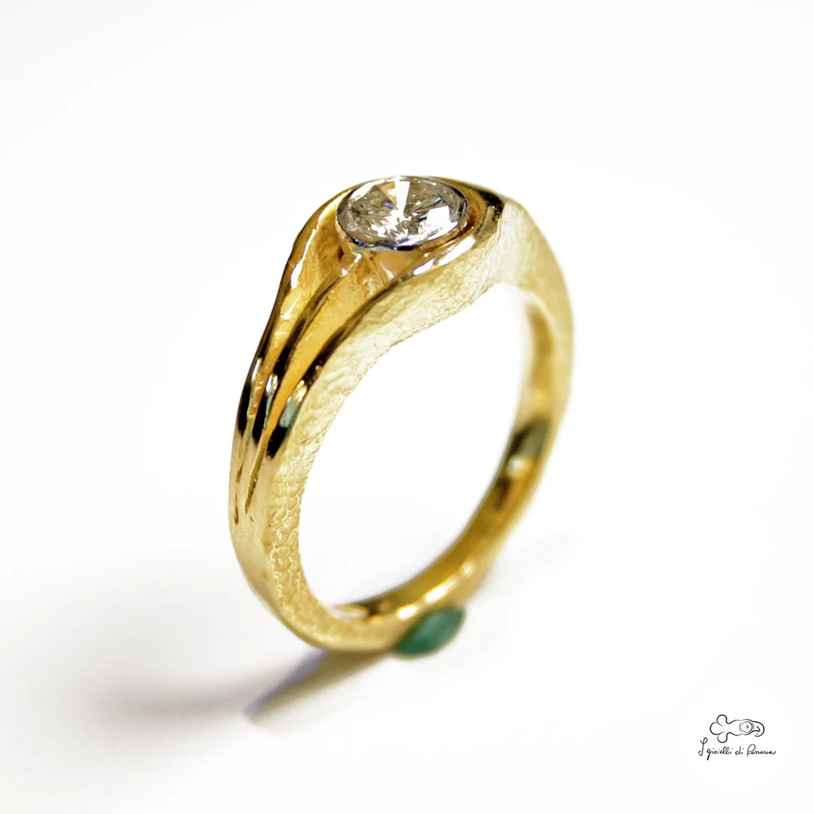 anello in oro giallo con castone in platino con diamante 00