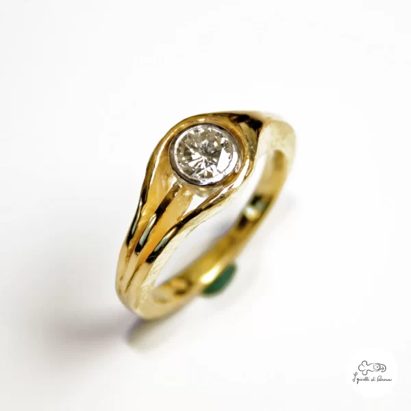 anello in oro giallo con castone in platino con diamante 01