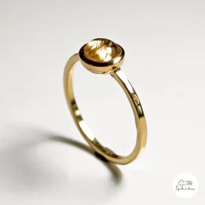 anello in oro giallo con quarzo rutilato 00