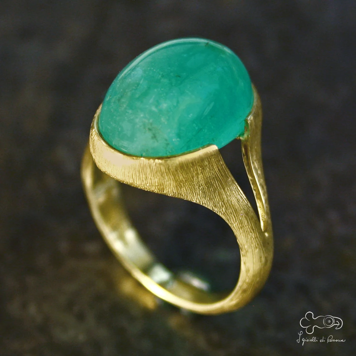 anello in oro giallo con smeraldo