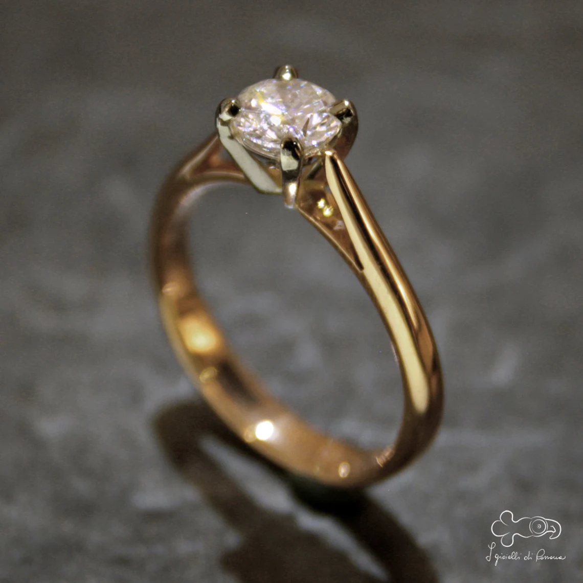 anello in oro rosa e griffe in platino con diamante 00