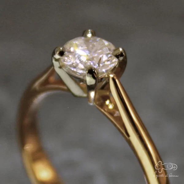 anello in oro rosa e griffe in platino con diamante 01