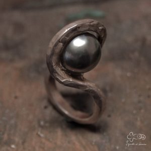 anello in argento con perla grigia di tahiti 00