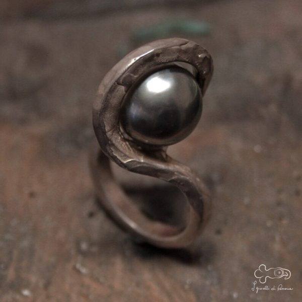 anello in argento con perla grigia di tahiti 00