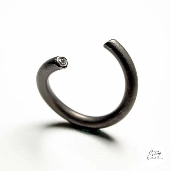 Anello in titanio anodizzato con diamanti 01