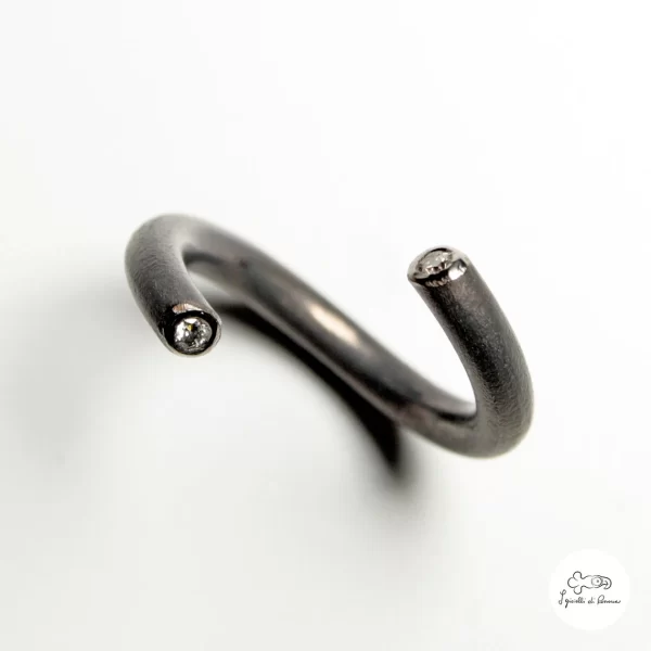 Anello in titanio anodizzato con diamanti - immagine 3