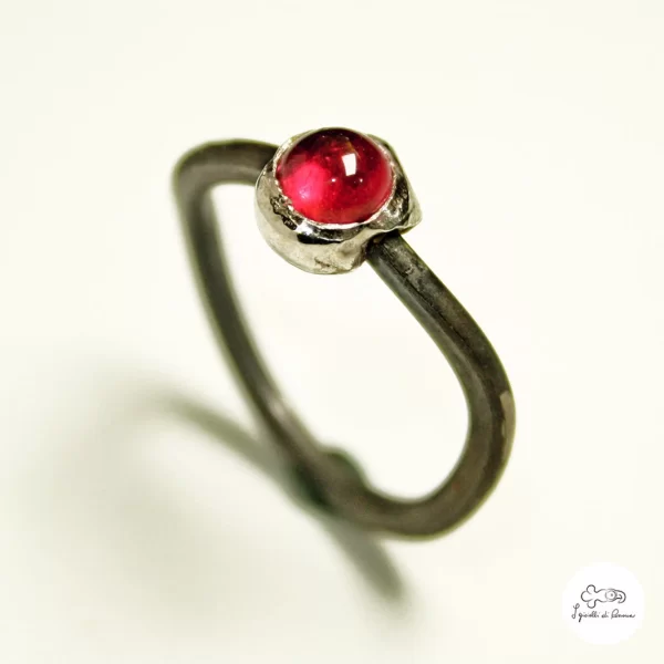 Anello in titanio e oro bianco con rubino 00