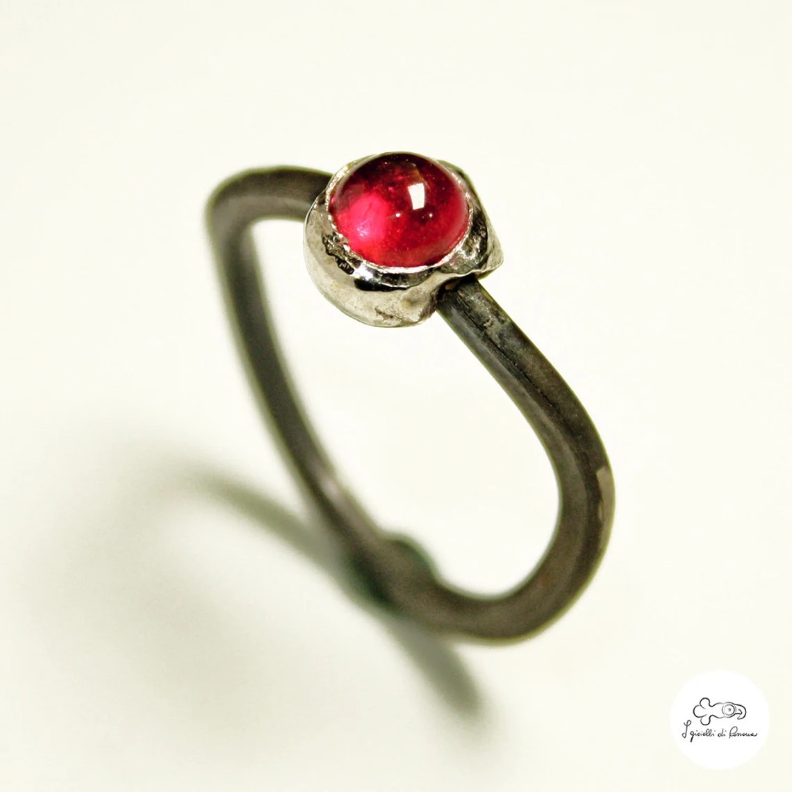 Anello in titanio e oro bianco con rubino 00
