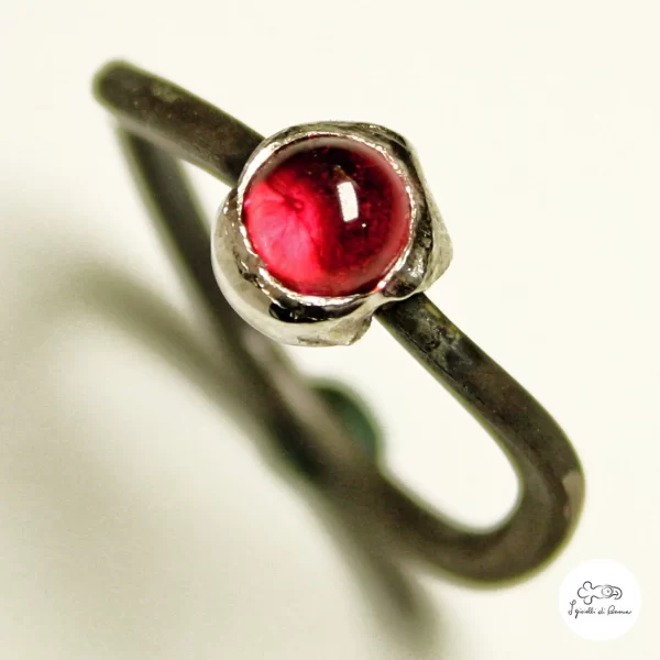 Anello in titanio e oro bianco con rubino - immagine 2