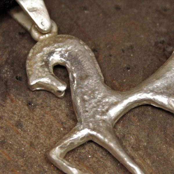 Ciondolo in argento a forma di cavallo greco antico 01