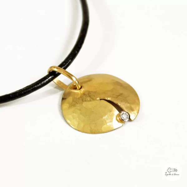 Ciondolo in oro giallo con brillante 01