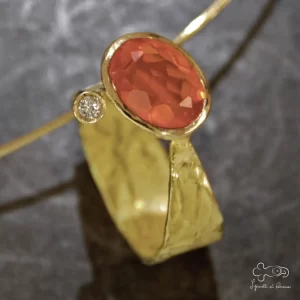 Ciondolo in oro giallo con opale di fuoco e diamante 00