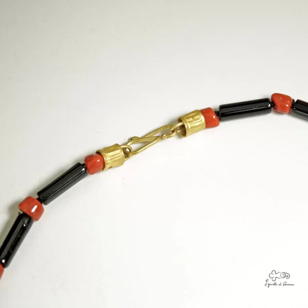 Collana in corallo e onice con chiusura in oro - immagine 3