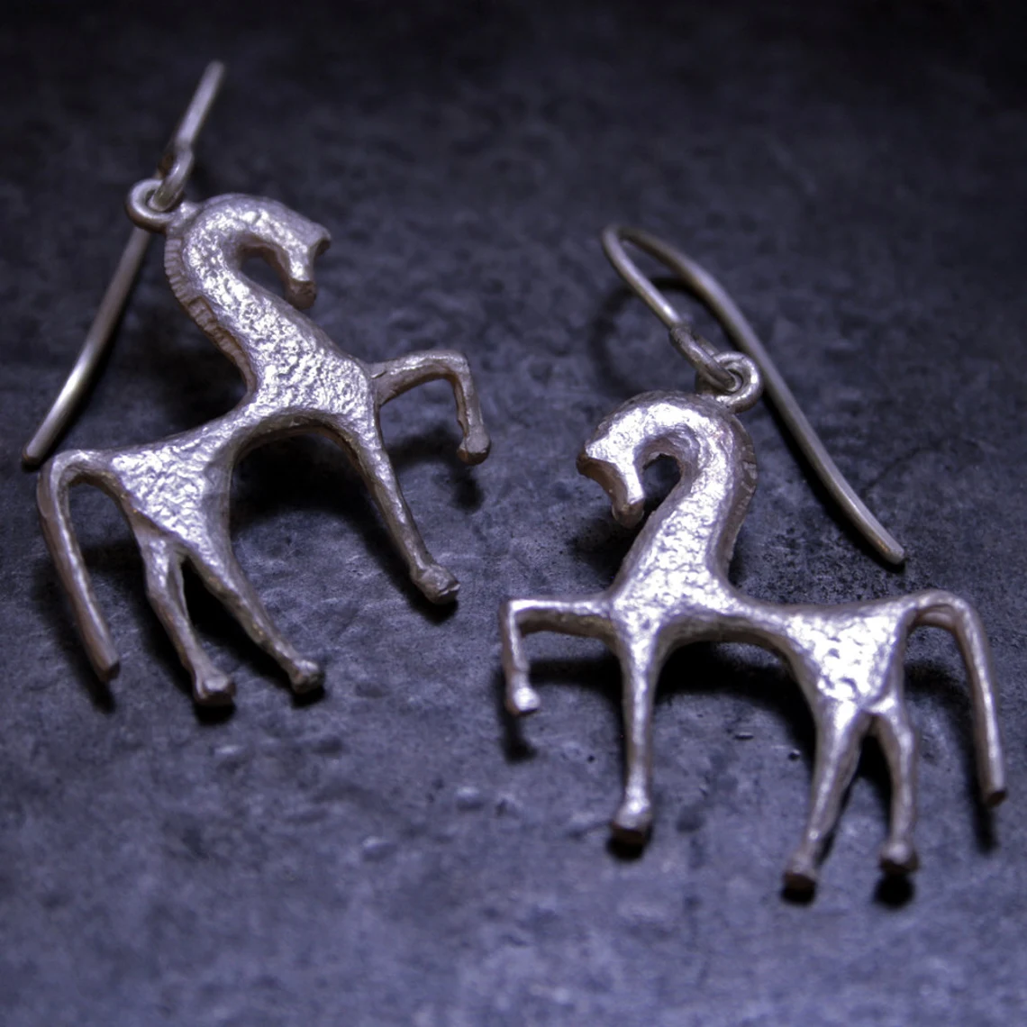 Orecchini in argento a forma di cavallo greco antico 00