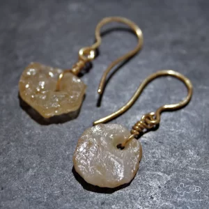 Orecchini in argento dorato con dischetti di selce antica 00