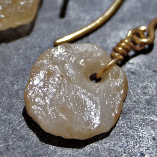 Orecchini in argento dorato con dischetti di selce antica 01