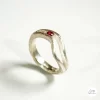 Anello in argento con rubino e brillante 00