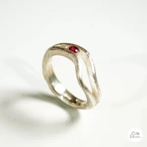 Anello in argento con rubino e brillante 00