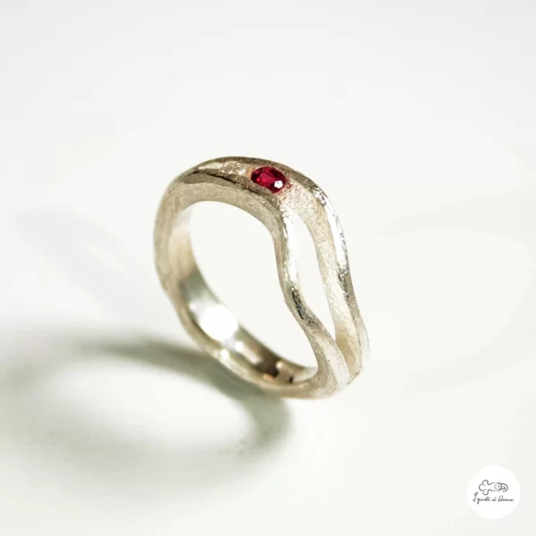 Anello in argento con rubino e brillante 00