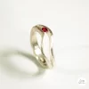 Anello in argento con rubino e brillante 01