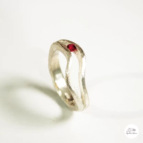 Anello in argento con rubino e brillante 01