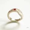 Anello in argento con rubino e brillante 02