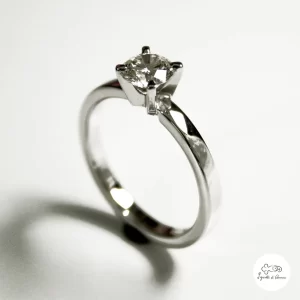 anello in oro bianco con diamante 00