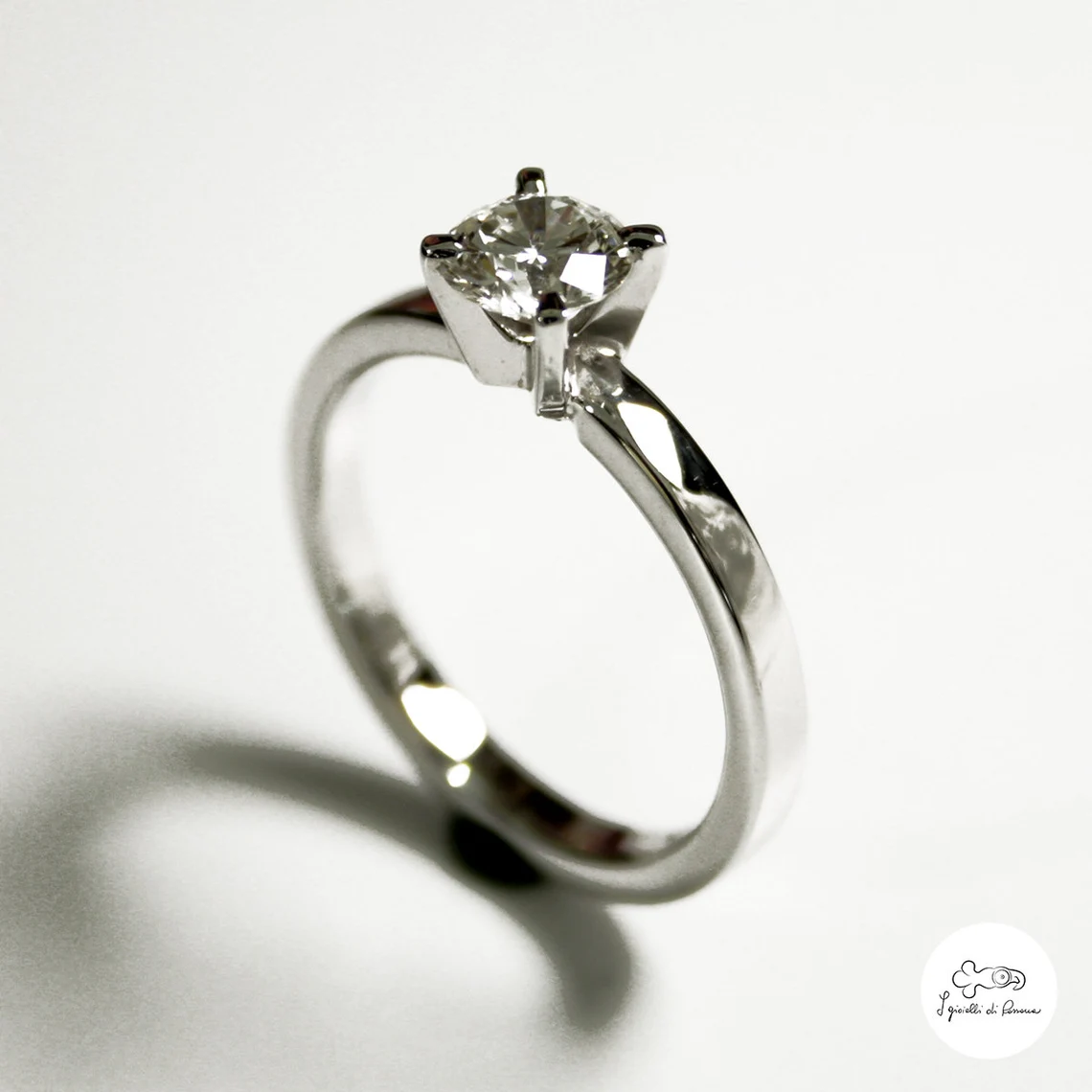 anello in oro bianco con diamante 00
