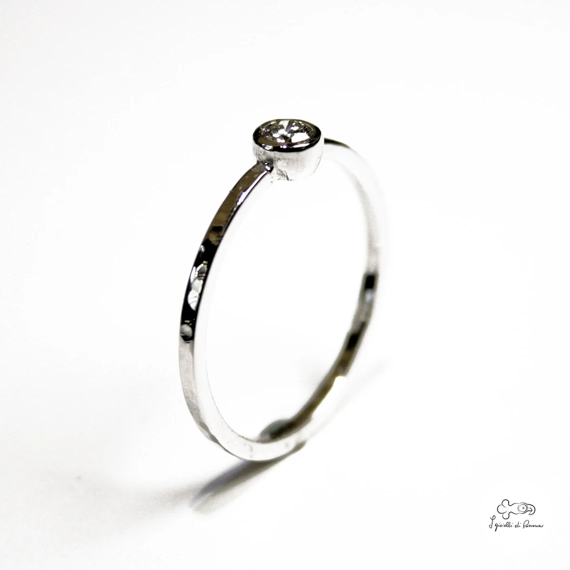 anello in oro bianco con diamante 02