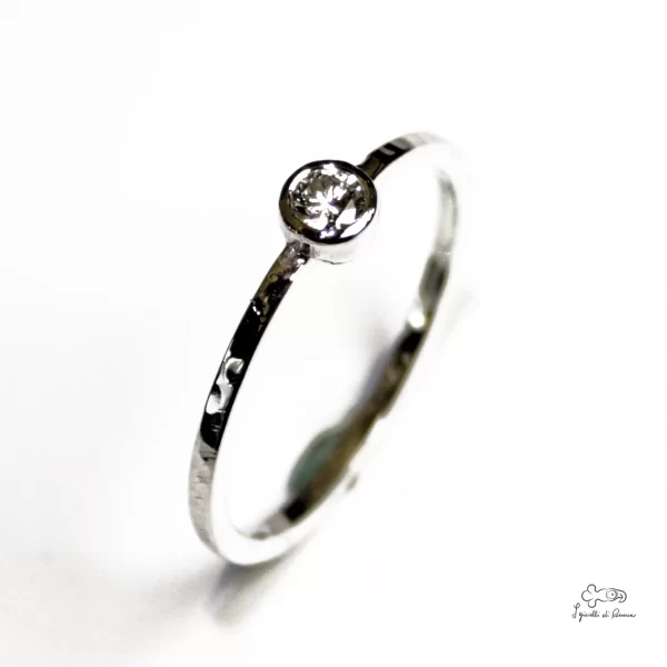 anello in oro bianco con diamante 03