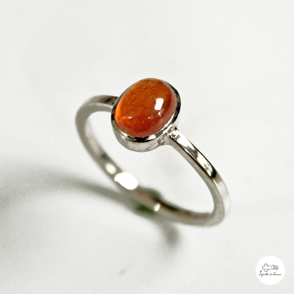 anello in oro bianco con granato arancione 00