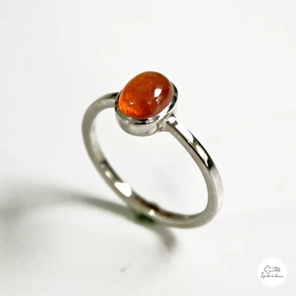 anello in oro bianco con granato arancione 01