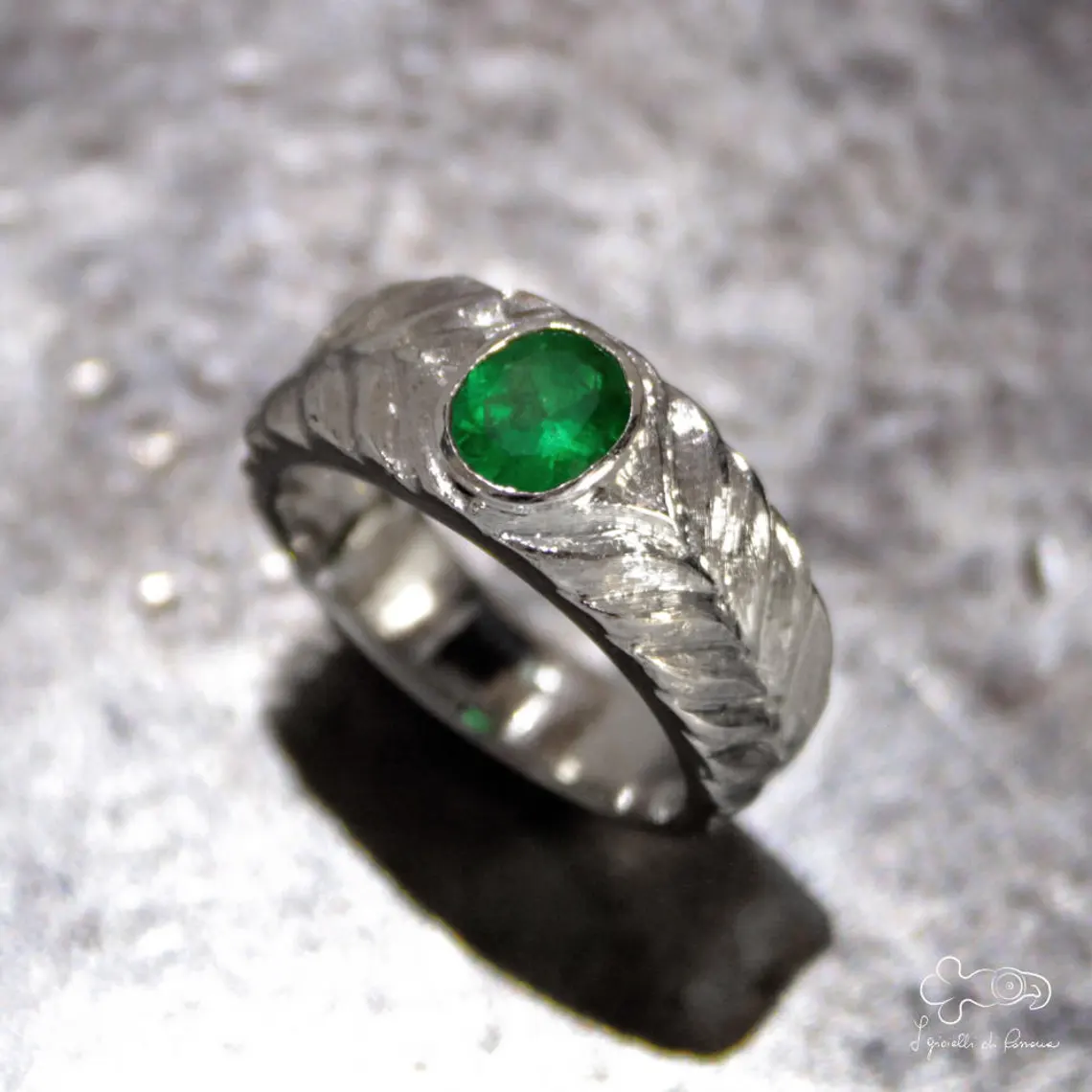 anello in oro bianco con smeraldo 00