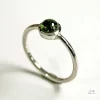anello in oro bianco con tormalina verde 00