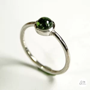 anello in oro bianco con tormalina verde 00