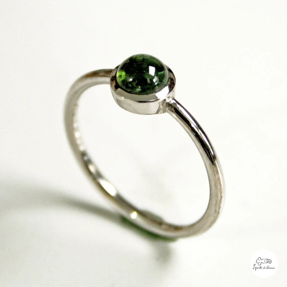 anello in oro bianco con tormalina verde 00