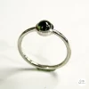 anello in oro bianco con tormalina verde 01