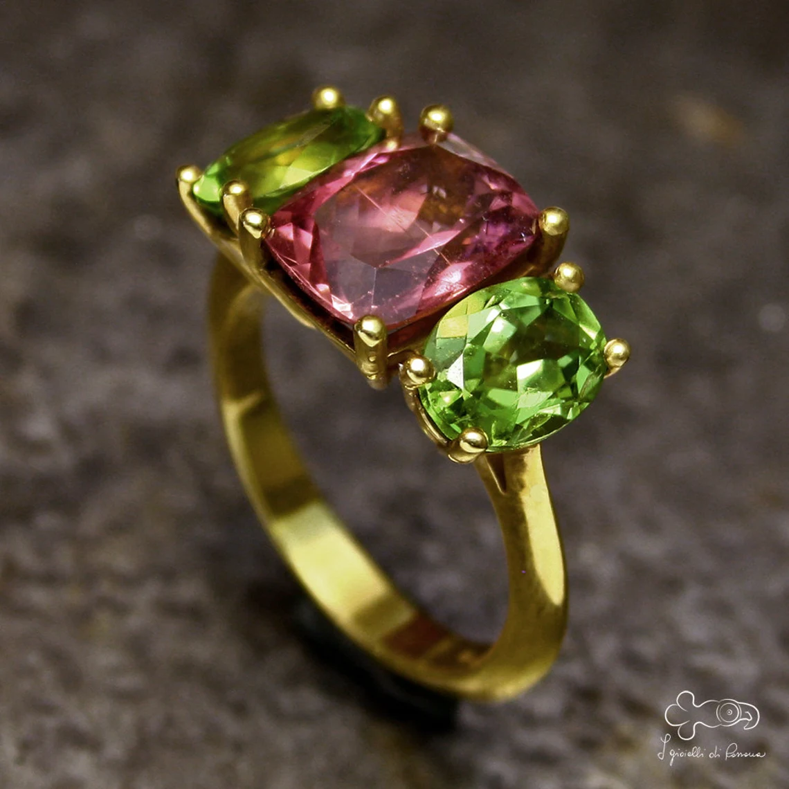 anello in oro giallo con tormalina e peridoti 00