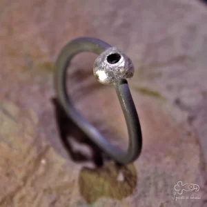anello in titanio anodizzato e argento puro con diamante nero 00