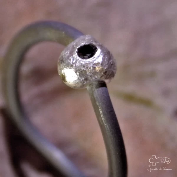 Anello in titanio anodizzato e argento puro con diamante nero 01