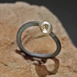 Anello in titanio anodizzato e argento puro con diamante taglio antico 00