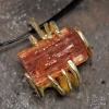 Ciondolo in oro giallo con grezzo di topazio imperiale 00
