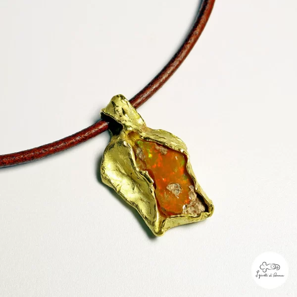 Ciondolo in oro giallo con opale etiope 00