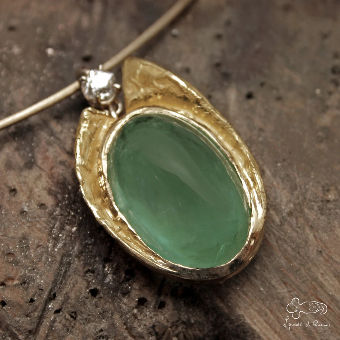 Ciondolo in oro giallo con smeraldo Cabochon e diamante di taglio antico 00