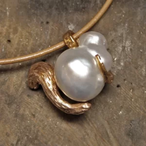 Ciondolo in oro rosa e perla australiana a forma di scoiattolo 00